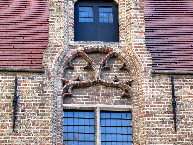 In het boogveld boven de ramen van het Sint Janshospitaal wordt hetzelfde Reuleaux motief gebruikt. 