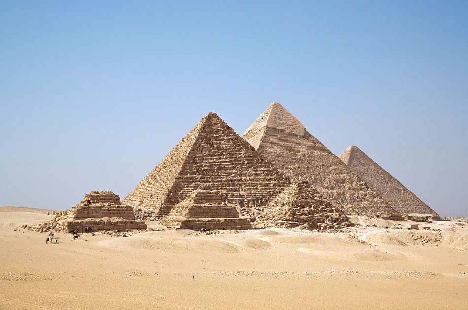 De meest beroemde voorbeelden van dergelijke lichamen zijn de imponerende piramides van Gizeh in Egypte. Maar door hun vierkant grondvlak doen ze het qua symmetrie net iets minder dan een viervlak.
Tenzij... je denkt dat de piramides voor de helft in het zand zitten.