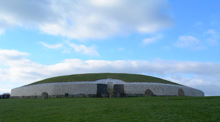 In het Ierse Newgrange vind je een 5000 jaar oude neolitische begraafplaats: een grafheuvel van 80 m hoog. Hij is 600 jaar ouder dan de piramides van Gizeh en 900 jaar ouder dan Stonehenge.