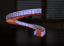 [size=100]Die Wendeltreppe (Spiral staircase)ist auf einem Tisch platziert.[/size]