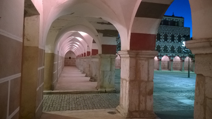 Secuencia de bóvedas de arista en la Plaza Alta de Badajoz.