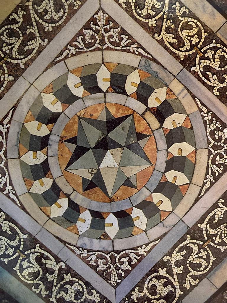 Pequeño dodecaedro estrellado en el pavimento de la Basílica de San Marcos (Venecia), atribuido a Paolo Uccello.