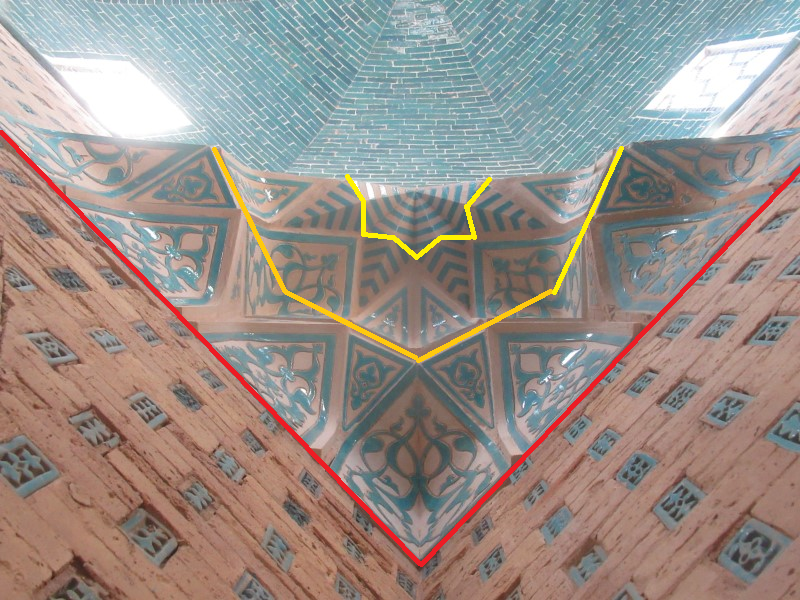 De muqarnas in onderzicht met de twee lagen en daarboven een halve 8-puntige ster.