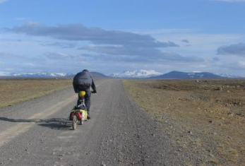 Ethvert punkt på denne islandske vej kan siges at ligge på samme rette linie