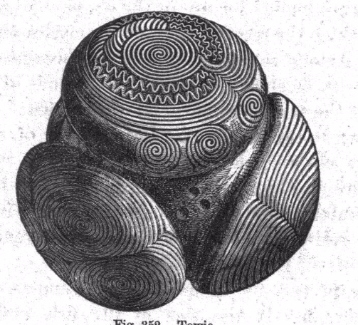 Heel opmerkelijk is ook een soortgelijke bol, gevonden in het Schotse Towie en nu bewaard in Edingburgh. Het heeft geen zes, maar vier uitstekels, die alle versierd zijn met complexe patronen van spiralen en cirkels