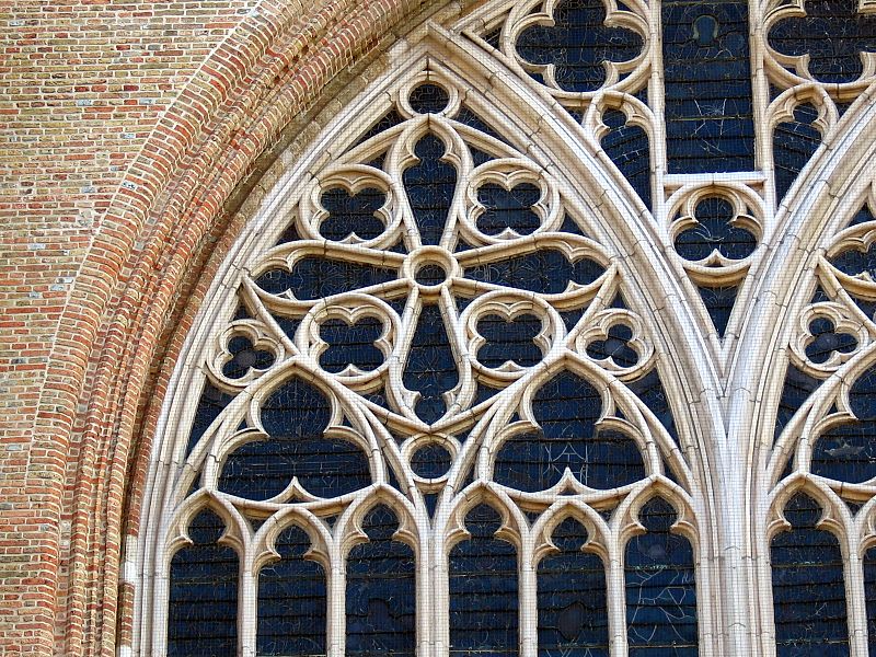 In het maaswerk van dit spitsboogvormig venster van de O.l.Vrouwekerk herken je dezelfde drieledige versiering binnen een Reuleaux driehoek.